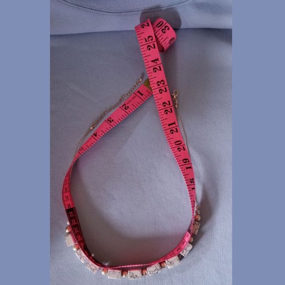 White howlite gemstone necklace with gold accent beads, handmade, artisan work - Picture 4 of 5